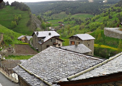 Construcción y reparación de tejados de Pizarra en Andorra • Reparaciones de tejados • Tejas de pizarra para cubiertas. Especialistas en Tejados y Cubiertas: pizarra, reparaciones, ventanas Velux. Construcción, reparación, mantenimiento y rehabilitación de cubiertas de pizarra en Andorra.