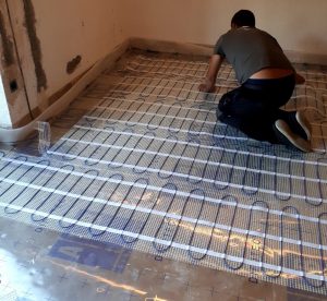 El suelo radiante es la instalación de calefacción por debajo del suelo, el calor se distribuye uniformemente por toda la casa.