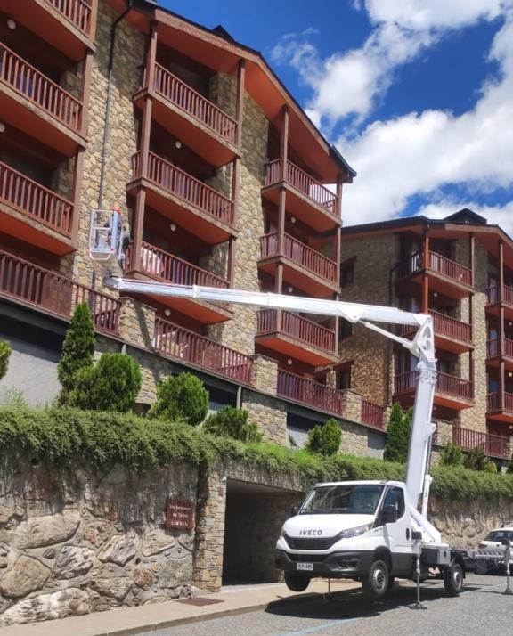 Trabajos con grúa móvil de hasta 25 metros de altura