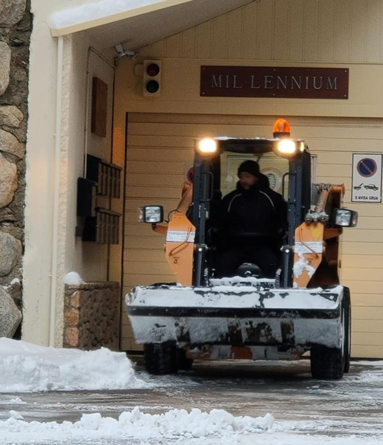 Servicio de quita nieves en comunidades de propietarios sobretodo en Encamp, Canillo y Soldeu El Tarter - Servei de treta de neu en comunitats de propietaris sobretot a Encmp, Canillo i Soldeu El Tarter