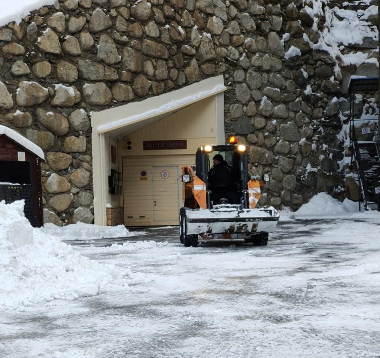 Servicio de quita nieves en comunidades de propietarios sobretodo en Encamp, Canillo y Soldeu El Tarter - Servei de treta de neu en comunitats de propietaris sobretot a Encmp, Canillo i Soldeu El Tarter
