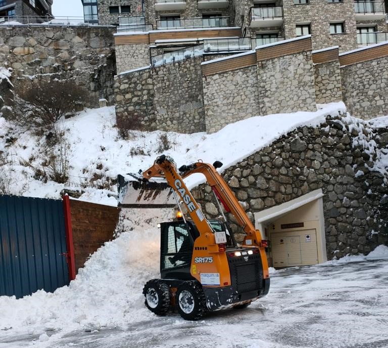Servicio de quita nieves en comunidades de propietarios sobretodo en Encamp, Canillo y Soldeu El Tarter - Servei de treta de neu en comunitats de propietaris sobretot a Encmp, Canillo i Soldeu El Tarter